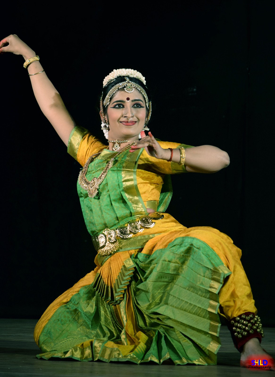 Prathiba Sathyavannan performing Bharatanatyam on stage